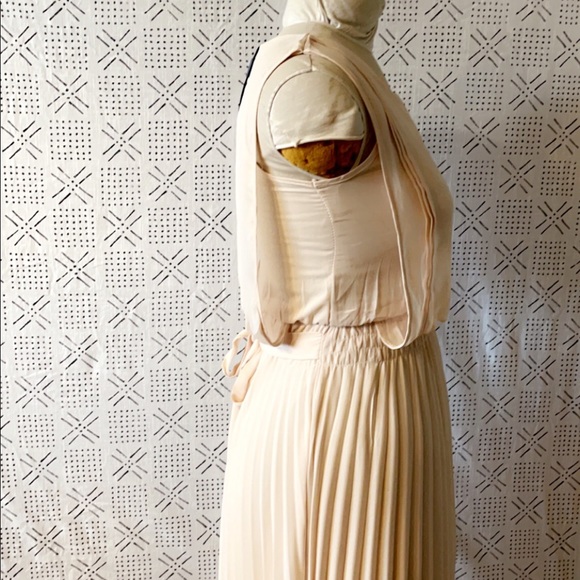 Beautiful Pleated bottom dress - Picture 7 of 9